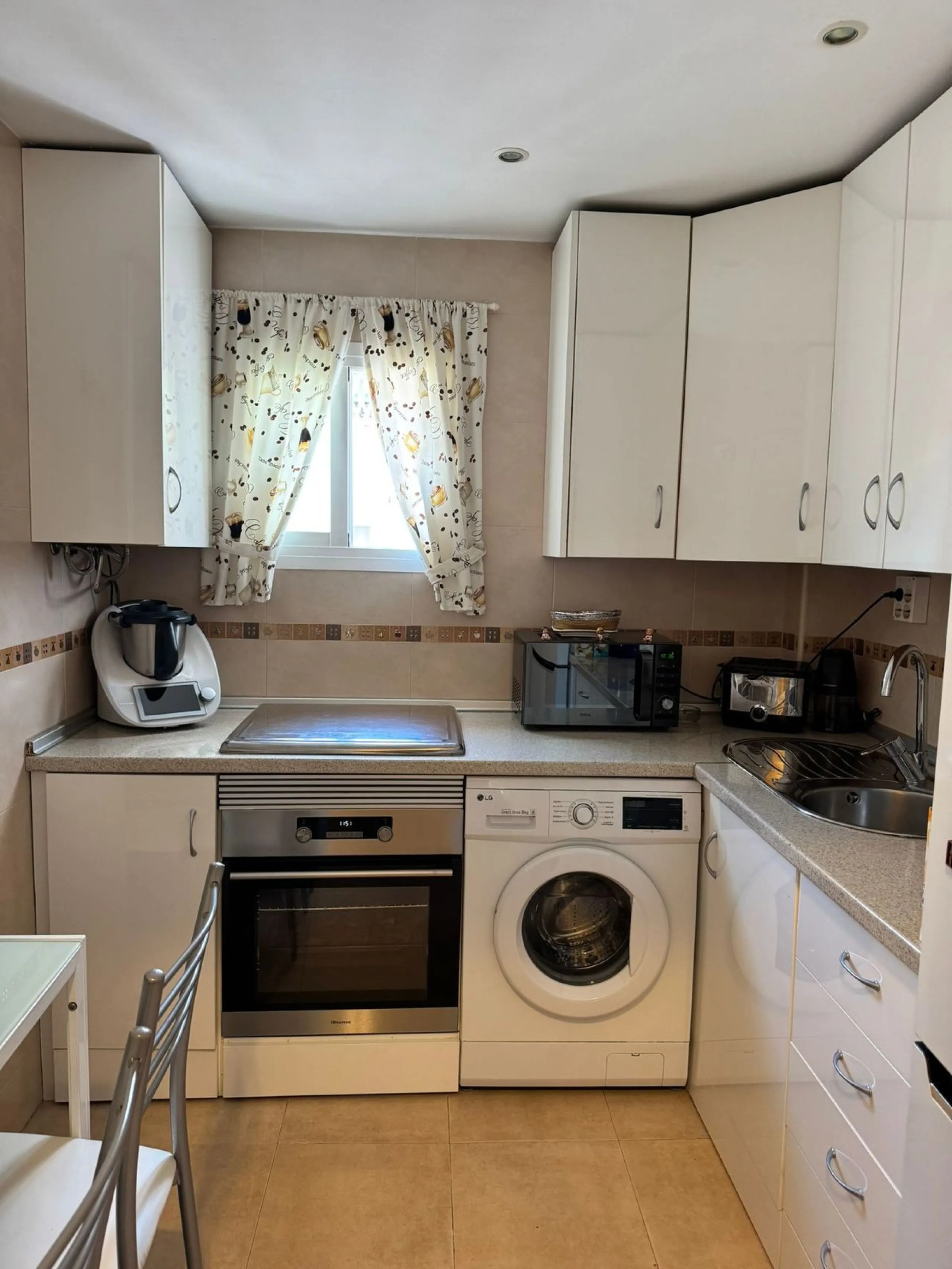 Charming 7th-Floor Apartment with Pleasant Views in Plaza de Toros, Marbella – Move-In Ready with Furniture Included!