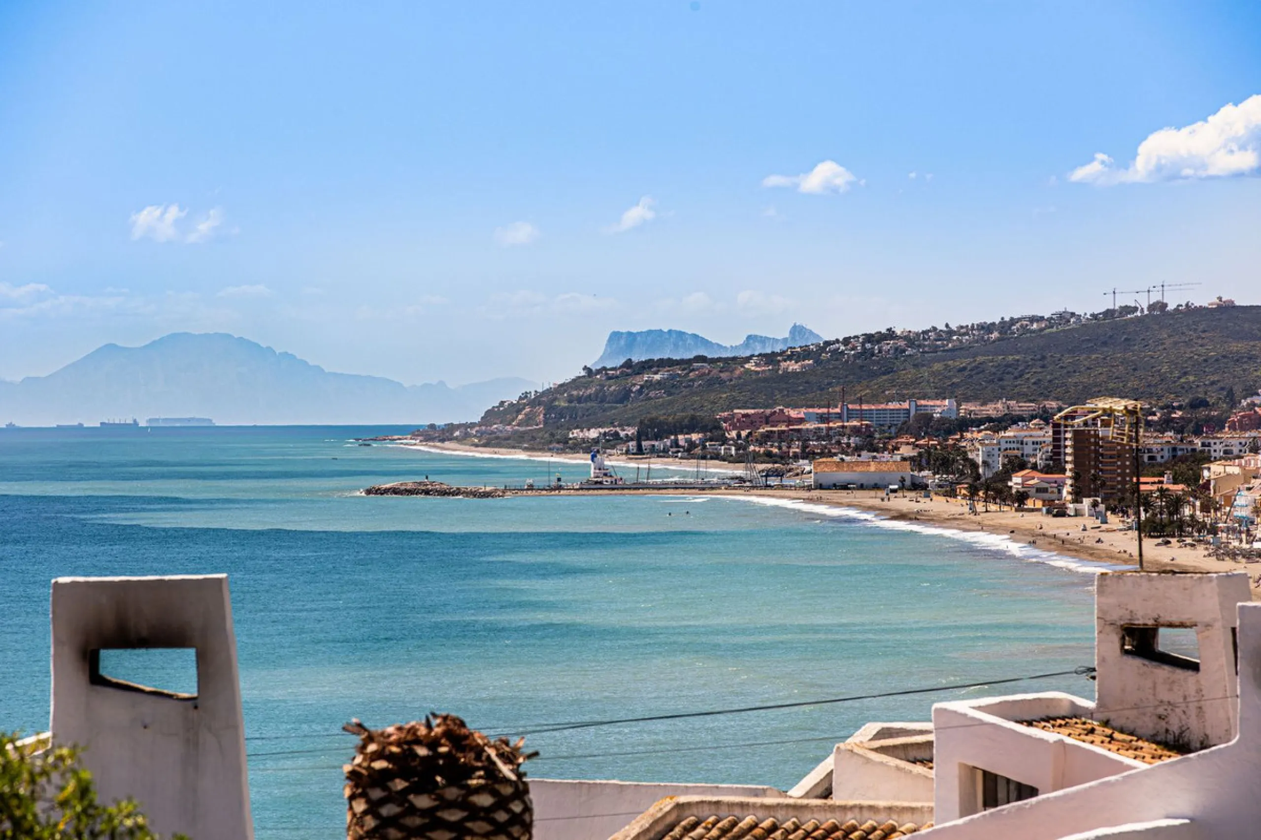 Discover this stunning 3-bedroom coastal home in the highly sought-after Bahía de Casares, where breathtaking sea and beach views create the perfect backdrop for everyday life. From the terrace of the lower living room, you can enjoy sights stretching acr