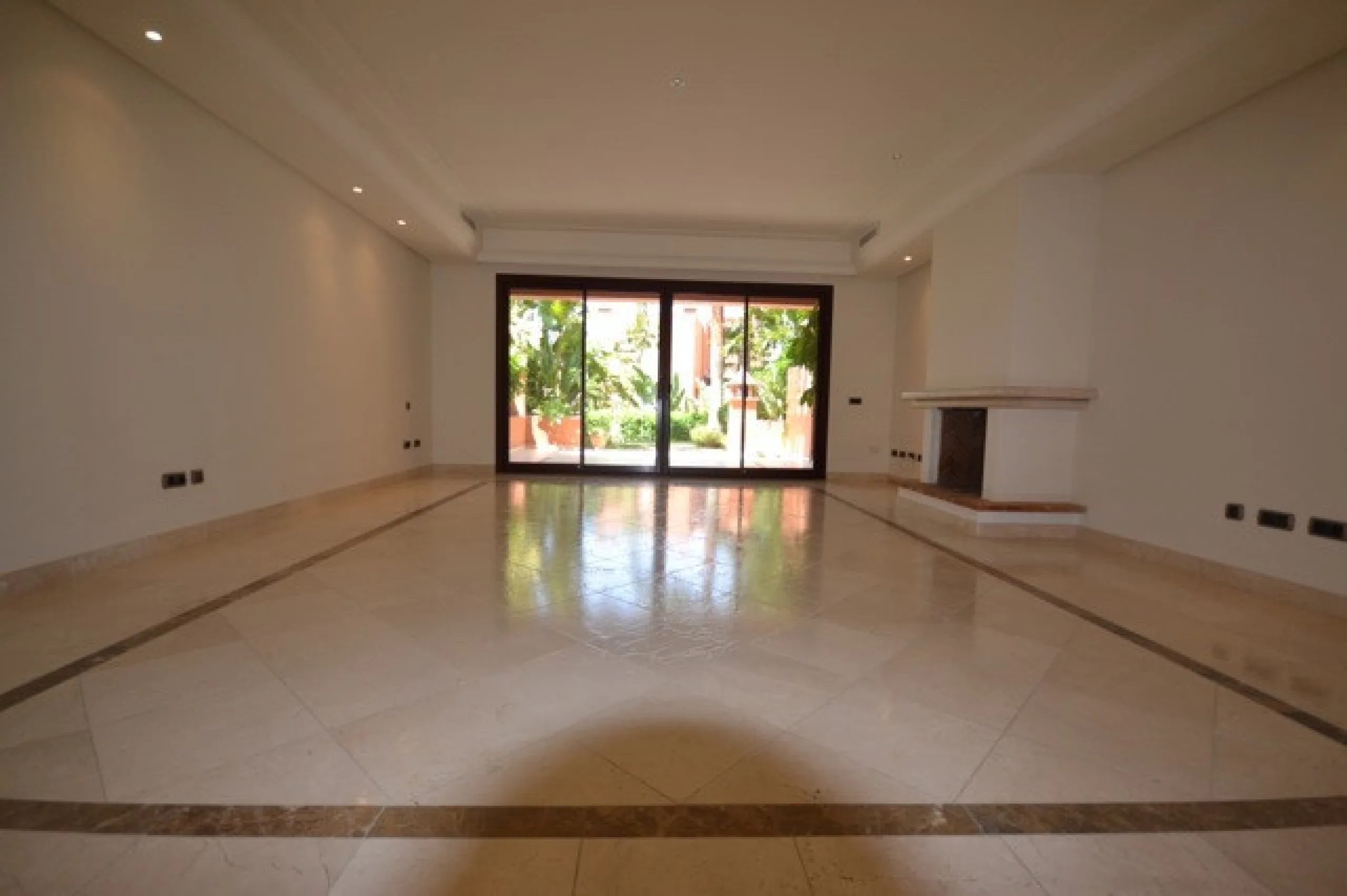 Stunning Andalucian style townhouse located on the famous golden mile in Marbella. A wonderfull designed architecture with Mediterranean taste, surrounded by lush tropical gardens and polos in areas of large ponds make this location a great place to live.