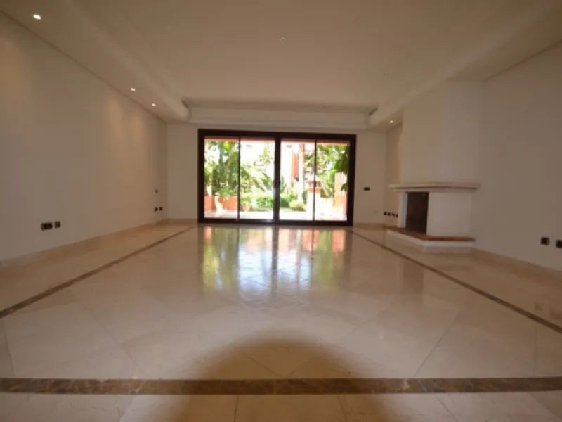 Stunning Andalucian style townhouse located on the famous golden mile in Marbella. A wonderfull designed architecture with Mediterranean taste, surrounded by lush tropical gardens and polos in areas of large ponds make this location a great place to live.