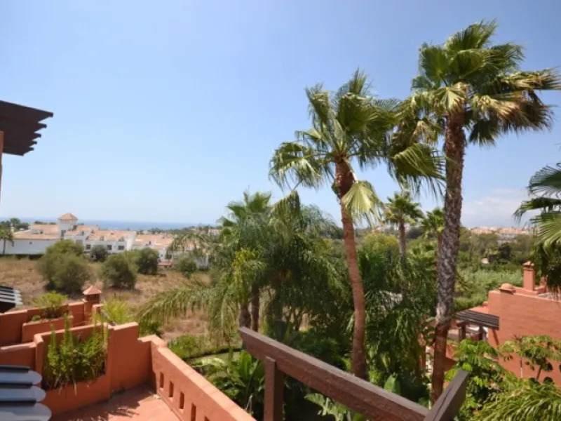 Stunning Andalucian style townhouse located on the famous golden mile in Marbella. A wonderfull designed architecture with Mediterranean taste, surrounded by lush tropical gardens and polos in areas of large ponds make this location a great place to live.