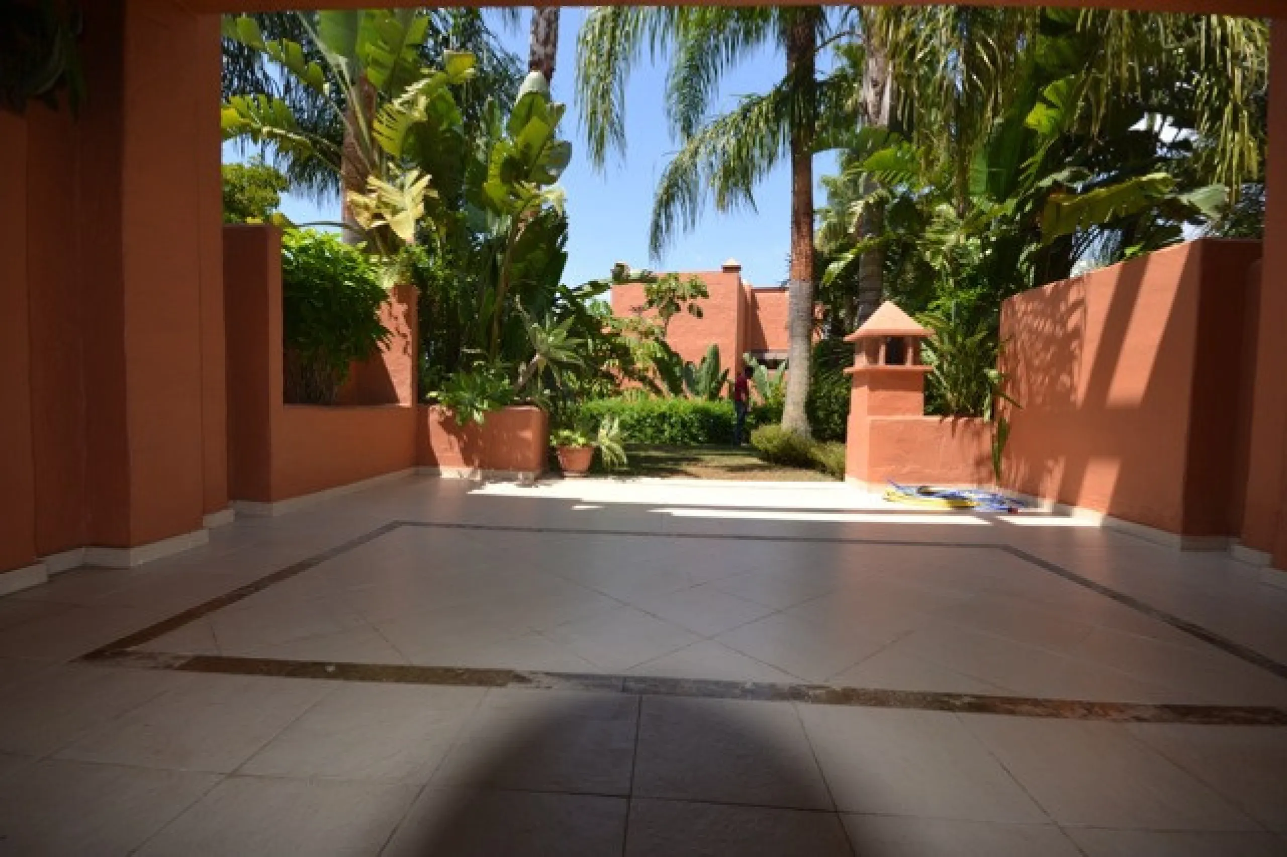 Stunning Andalucian style townhouse located on the famous golden mile in Marbella. A wonderfull designed architecture with Mediterranean taste, surrounded by lush tropical gardens and polos in areas of large ponds make this location a great place to live.