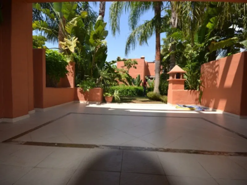 Stunning Andalucian style townhouse located on the famous golden mile in Marbella. A wonderfull designed architecture with Mediterranean taste, surrounded by lush tropical gardens and polos in areas of large ponds make this location a great place to live.
