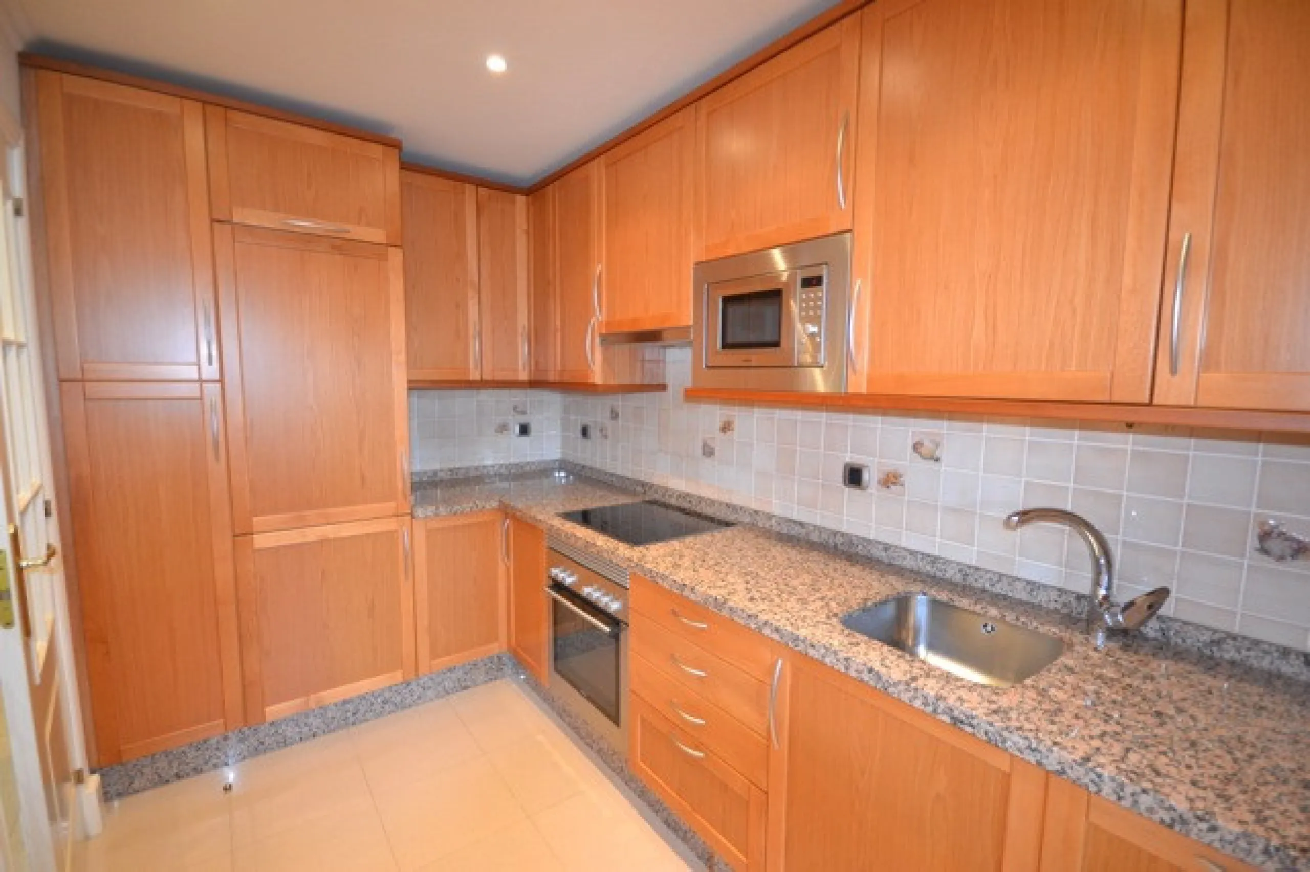 Stunning Andalucian style townhouse located on the famous golden mile in Marbella. A wonderfull designed architecture with Mediterranean taste, surrounded by lush tropical gardens and polos in areas of large ponds make this location a great place to live.