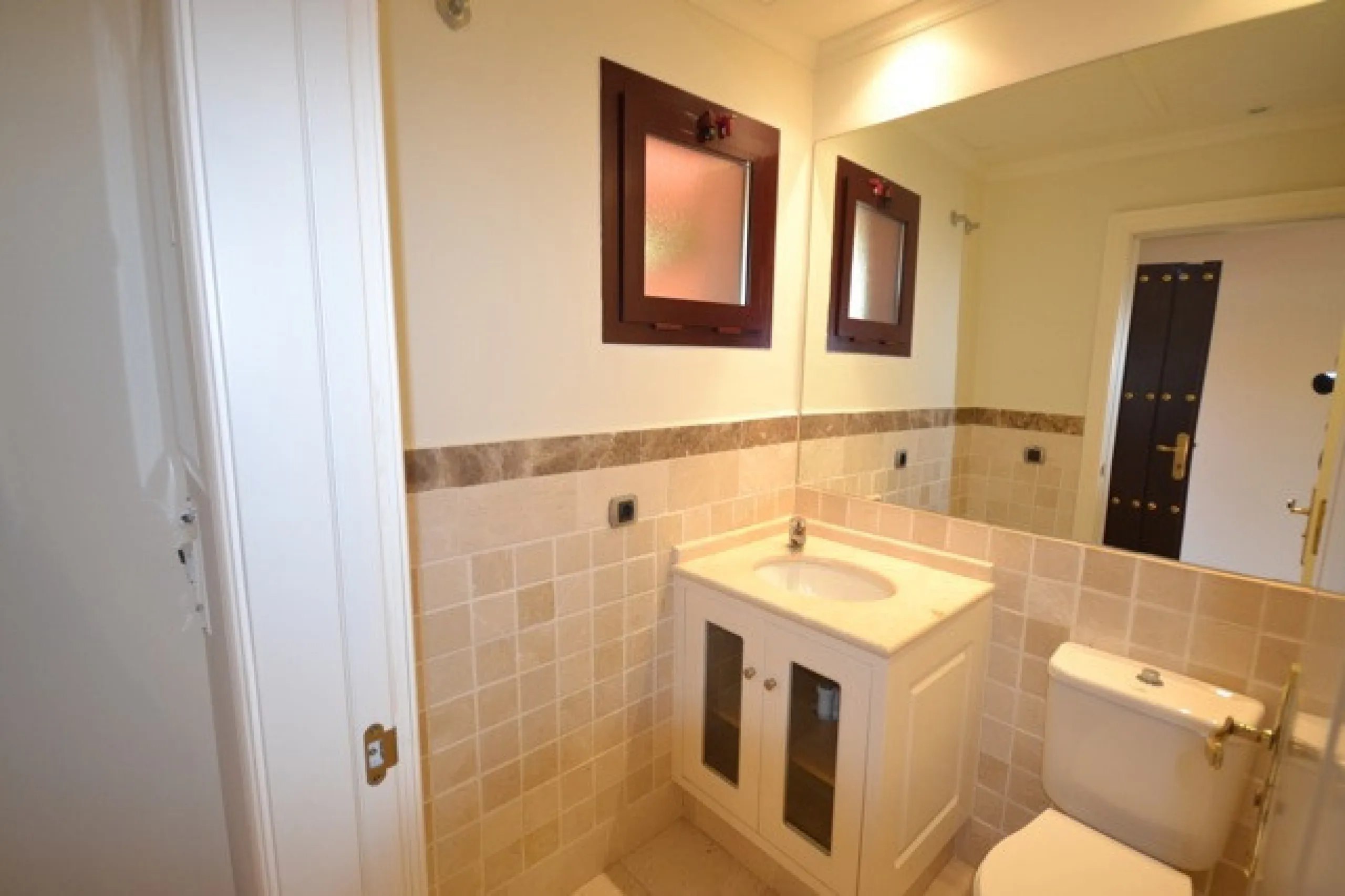Stunning Andalucian style townhouse located on the famous golden mile in Marbella. A wonderfull designed architecture with Mediterranean taste, surrounded by lush tropical gardens and polos in areas of large ponds make this location a great place to live.