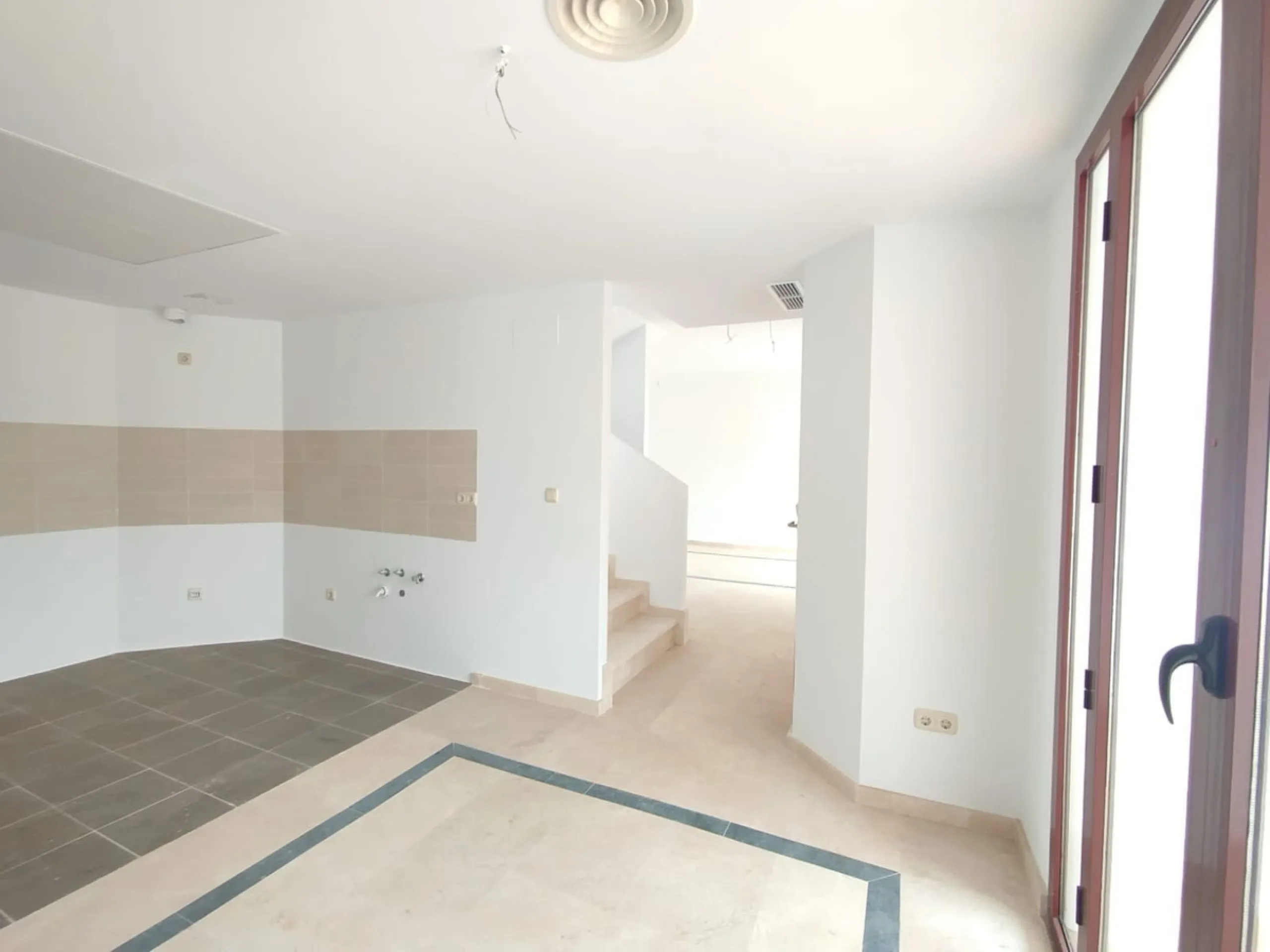 Discover this charming detached villa in the exclusive Doña Julia residential complex, in Casares, Málaga. A property that combines comfort, spaciousness and a privileged location, ideal for those seeking tranquillity, quality of life and an enviable natu