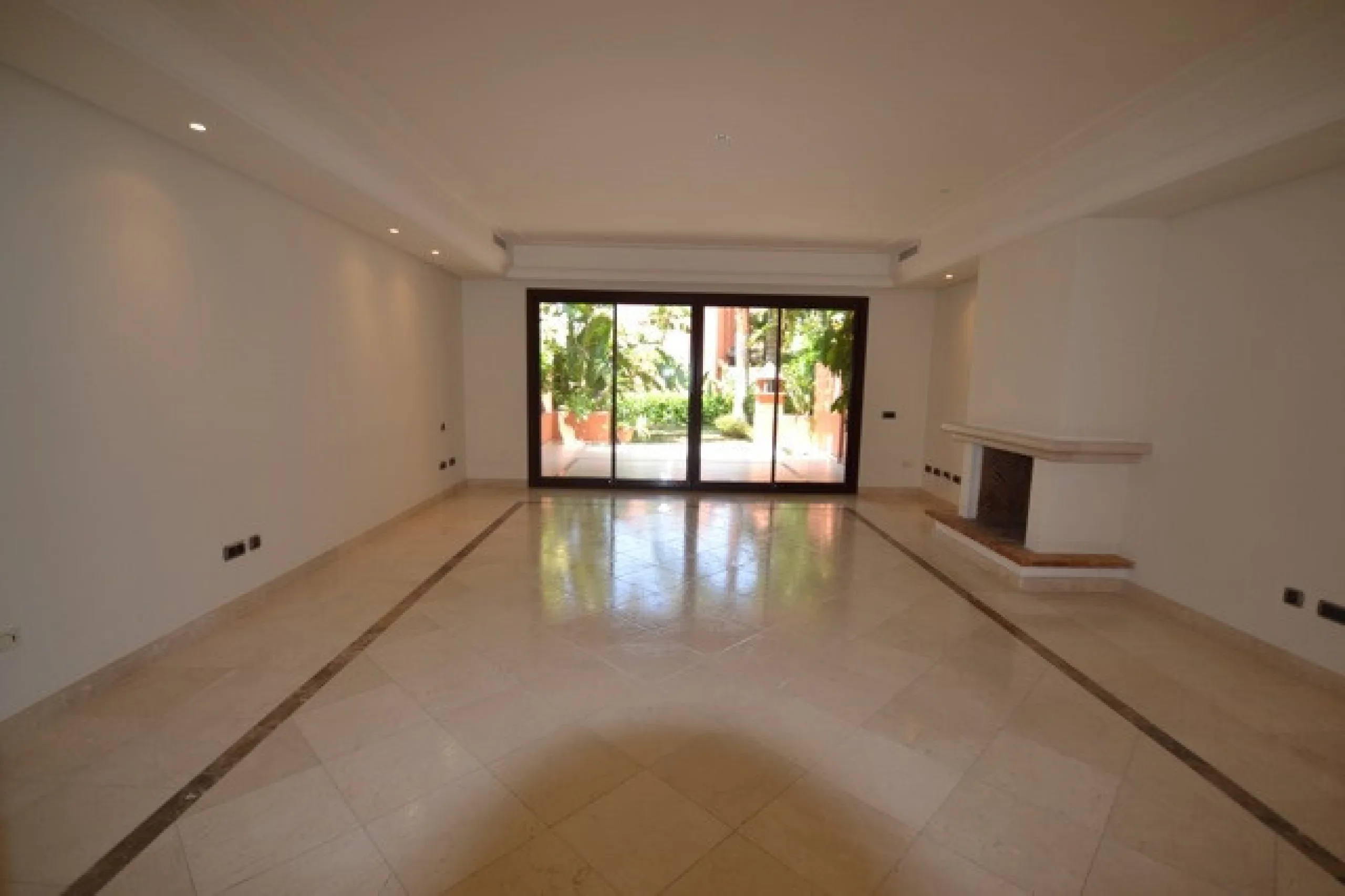 Stunning Andalucian style townhouse located on the famous golden mile in Marbella. A wonderfull designed architecture with Mediterranean taste, surrounded by lush tropical gardens and polos in areas of large ponds make this location a great place to live.