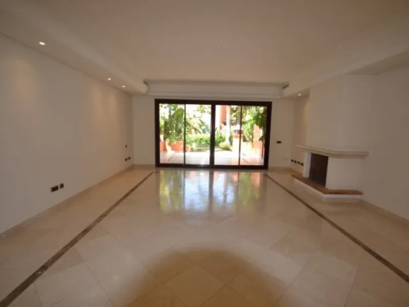 Stunning Andalucian style townhouse located on the famous golden mile in Marbella. A wonderfull designed architecture with Mediterranean taste, surrounded by lush tropical gardens and polos in areas of large ponds make this location a great place to live.