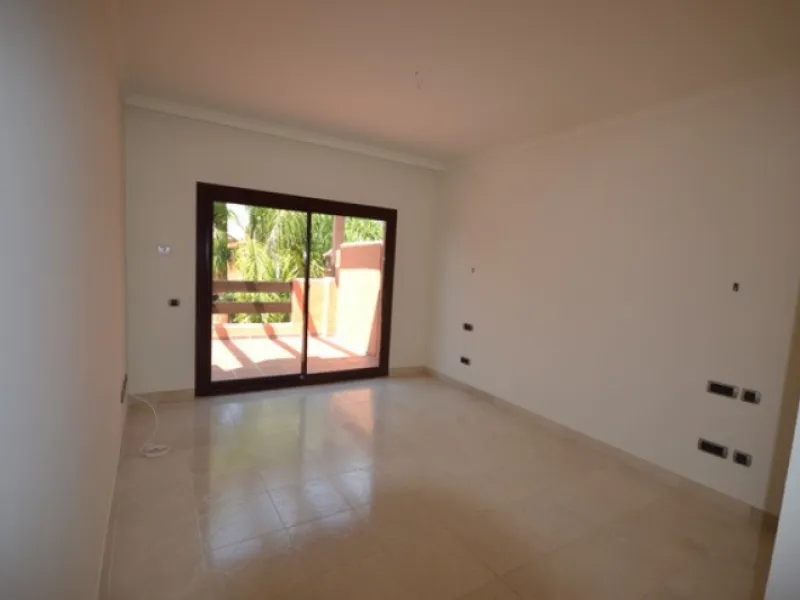 Stunning Andalucian style townhouse located on the famous golden mile in Marbella. A wonderfull designed architecture with Mediterranean taste, surrounded by lush tropical gardens and polos in areas of large ponds make this location a great place to live.