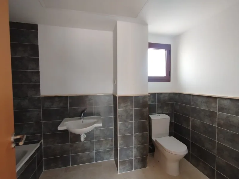 Discover this charming detached villa in the exclusive Doña Julia residential complex, in Casares, Málaga. A property that combines comfort, spaciousness and a privileged location, ideal for those seeking tranquillity, quality of life and an enviable natu