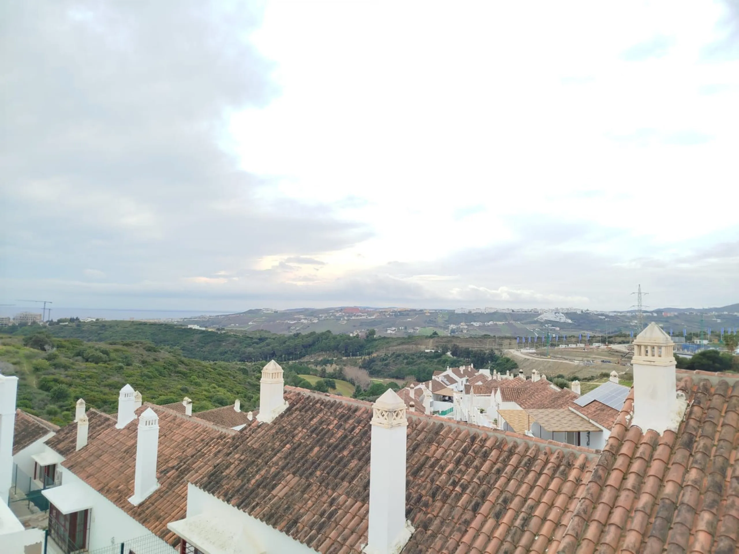 Discover this charming detached villa in the exclusive Doña Julia residential complex, in Casares, Málaga. A property that combines comfort, spaciousness and a privileged location, ideal for those seeking tranquillity, quality of life and an enviable natu