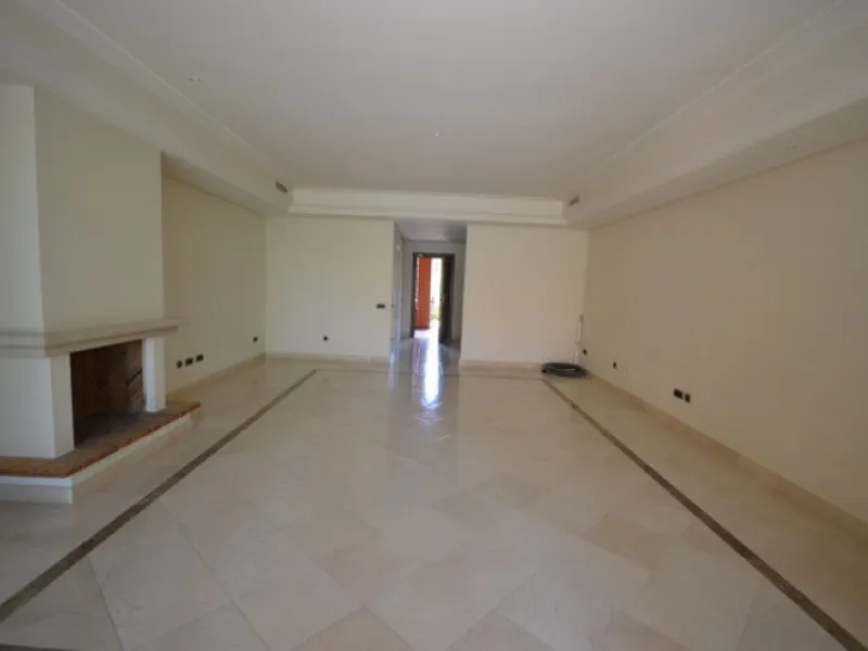 Stunning Andalucian style townhouse located on the famous golden mile in Marbella. A wonderfull designed architecture with Mediterranean taste, surrounded by lush tropical gardens and polos in areas of large ponds make this location a great place to live.