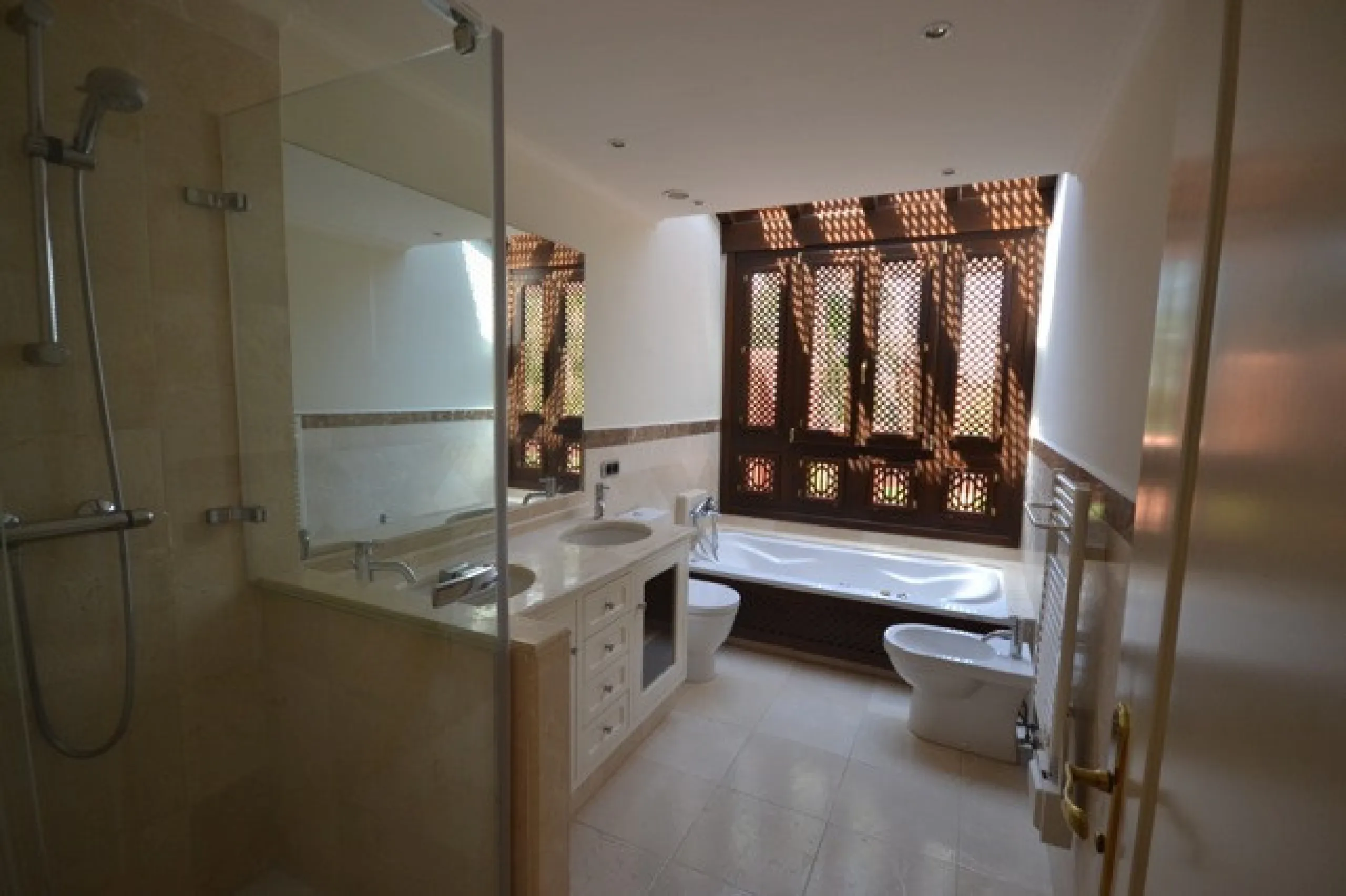 Stunning Andalucian style townhouse located on the famous golden mile in Marbella. A wonderfull designed architecture with Mediterranean taste, surrounded by lush tropical gardens and polos in areas of large ponds make this location a great place to live.