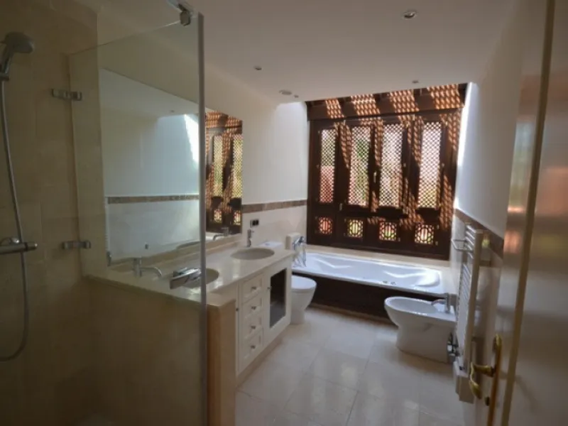 Stunning Andalucian style townhouse located on the famous golden mile in Marbella. A wonderfull designed architecture with Mediterranean taste, surrounded by lush tropical gardens and polos in areas of large ponds make this location a great place to live.