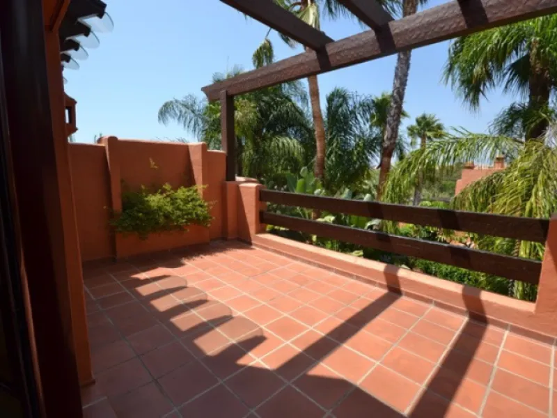 Stunning Andalucian style townhouse located on the famous golden mile in Marbella. A wonderfull designed architecture with Mediterranean taste, surrounded by lush tropical gardens and polos in areas of large ponds make this location a great place to live.