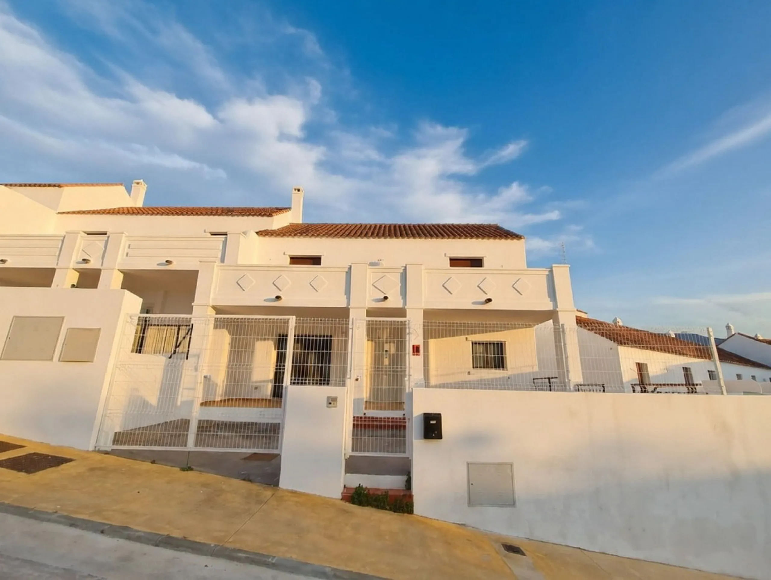 Discover this charming detached villa in the exclusive Doña Julia residential complex, in the municipality of Casares, Málaga. A property that combines comfort, spaciousness and a privileged location, perfect for those seeking tranquillity and quality of 