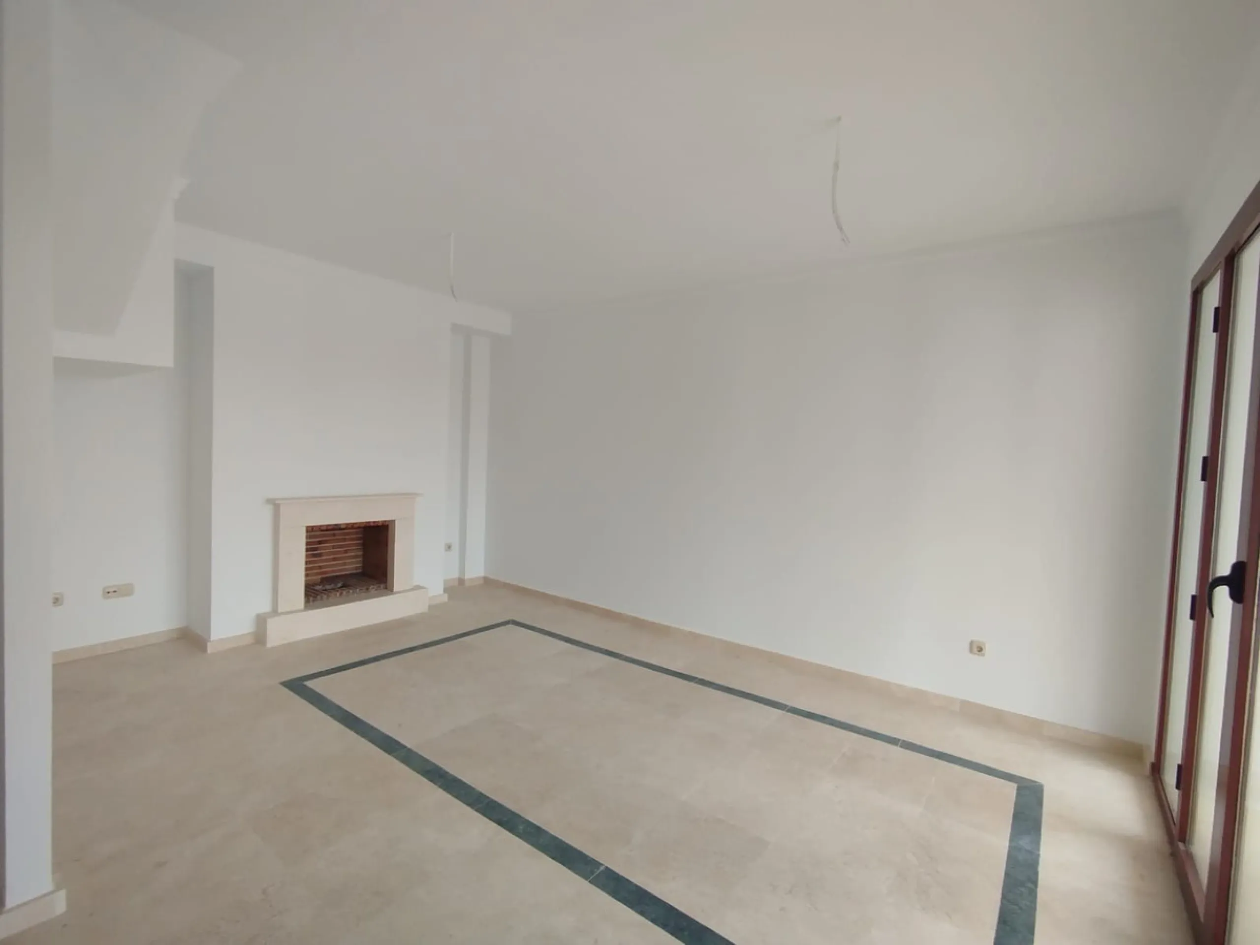 Discover this charming detached villa in the exclusive Doña Julia residential complex, in the municipality of Casares, Málaga. A property that combines comfort, spaciousness and a privileged location, perfect for those seeking tranquillity and quality of 