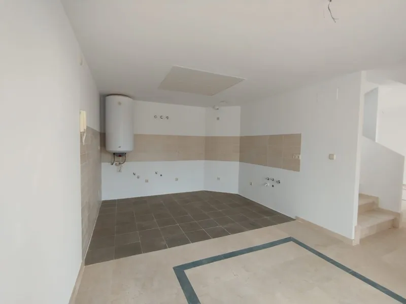 Discover this charming detached villa in the exclusive Doña Julia residential complex, in the municipality of Casares, Málaga. A property that combines comfort, spaciousness and a privileged location, perfect for those seeking tranquillity and quality of 