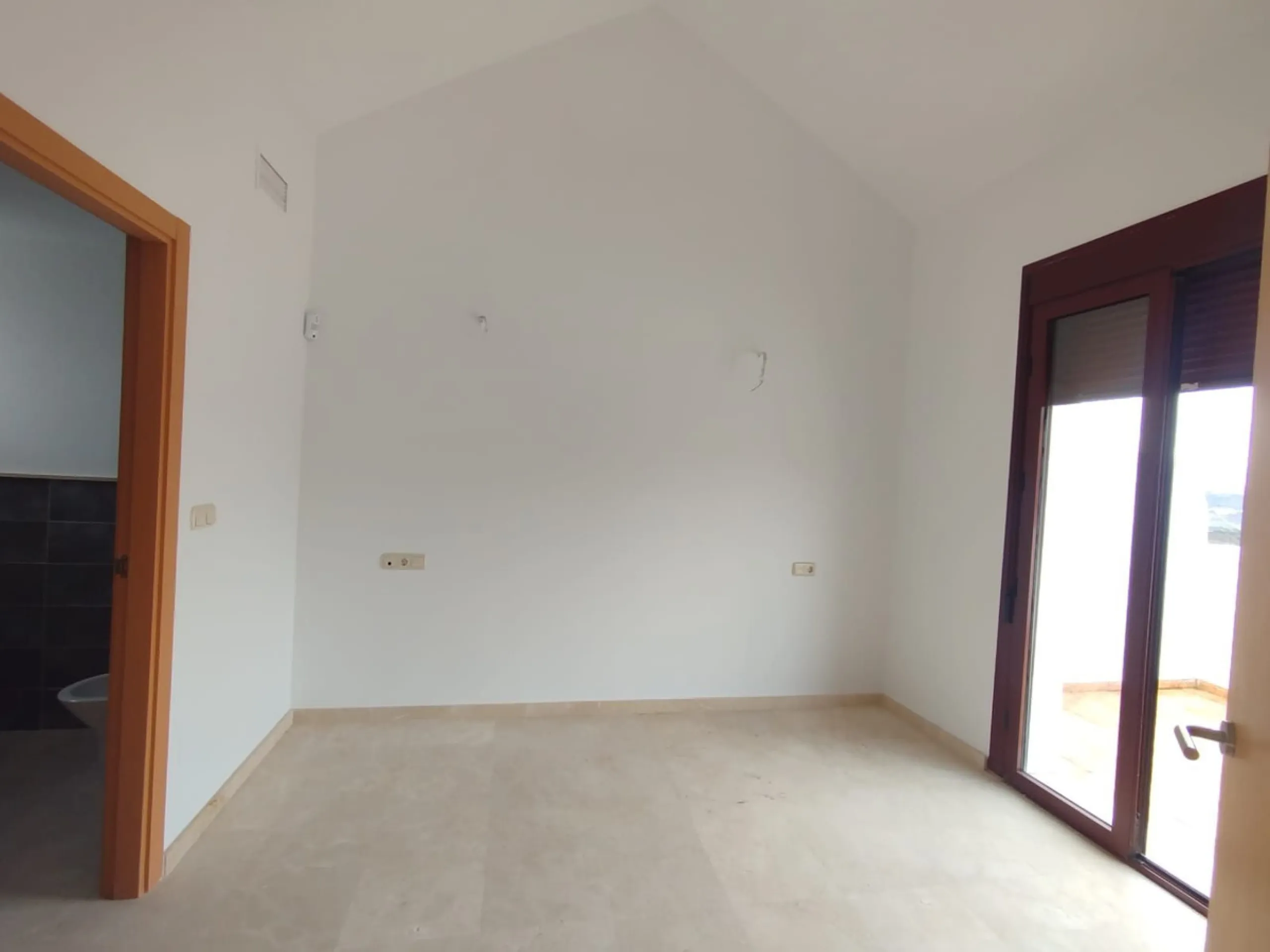 Discover this charming detached villa in the exclusive Doña Julia residential complex, in the municipality of Casares, Málaga. A property that combines comfort, spaciousness and a privileged location, perfect for those seeking tranquillity and quality of 