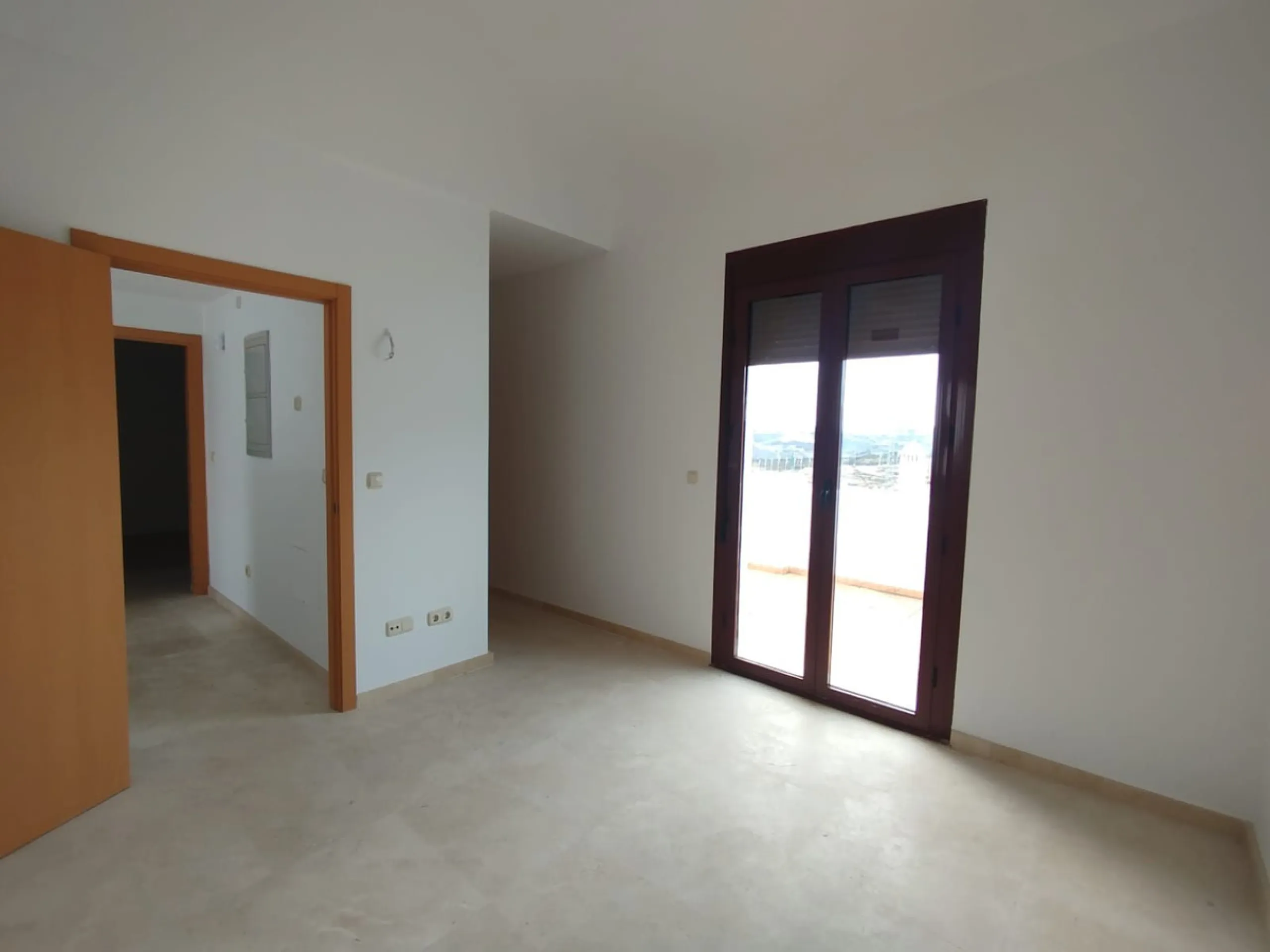 Discover this charming detached villa in the exclusive Doña Julia residential complex, in the municipality of Casares, Málaga. A property that combines comfort, spaciousness and a privileged location, perfect for those seeking tranquillity and quality of 