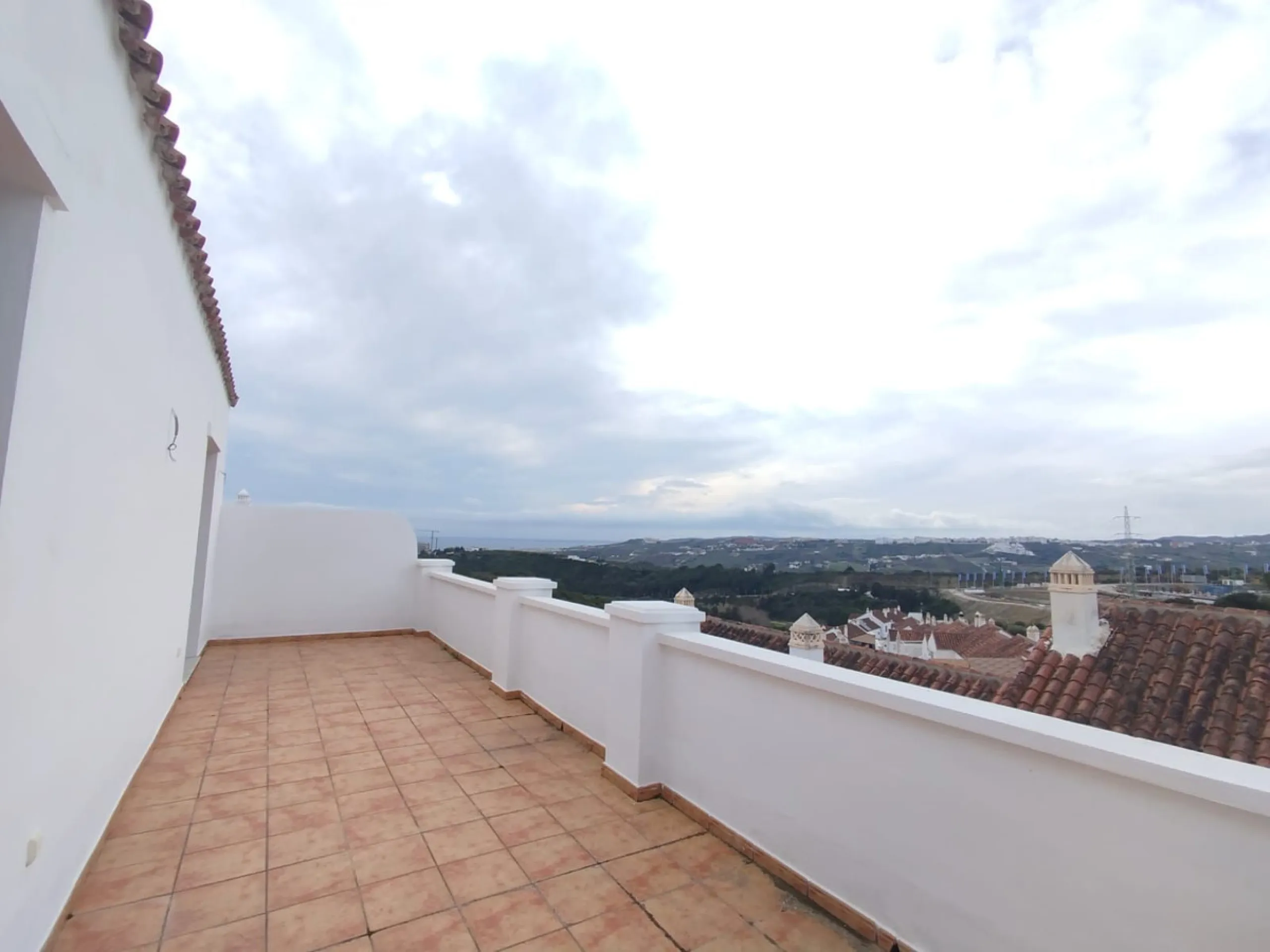 Discover this charming detached villa in the exclusive Doña Julia residential complex, in the municipality of Casares, Málaga. A property that combines comfort, spaciousness and a privileged location, perfect for those seeking tranquillity and quality of 
