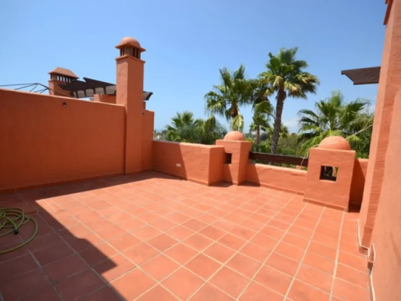 Stunning Andalucian style townhouse located on the famous golden mile in Marbella. A wonderfull designed architecture with Mediterranean taste, surrounded by lush tropical gardens and polos in areas of large ponds make this location a great place to live.