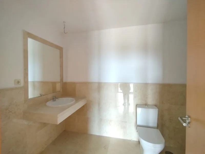 Discover this charming detached villa in the exclusive Doña Julia residential complex, in the municipality of Casares, Málaga. A property that combines comfort, spaciousness and a privileged location, perfect for those seeking tranquillity and quality of 