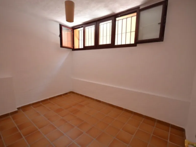 Stunning Andalucian style townhouse located on the famous golden mile in Marbella. A wonderfull designed architecture with Mediterranean taste, surrounded by lush tropical gardens and polos in areas of large ponds make this location a great place to live.