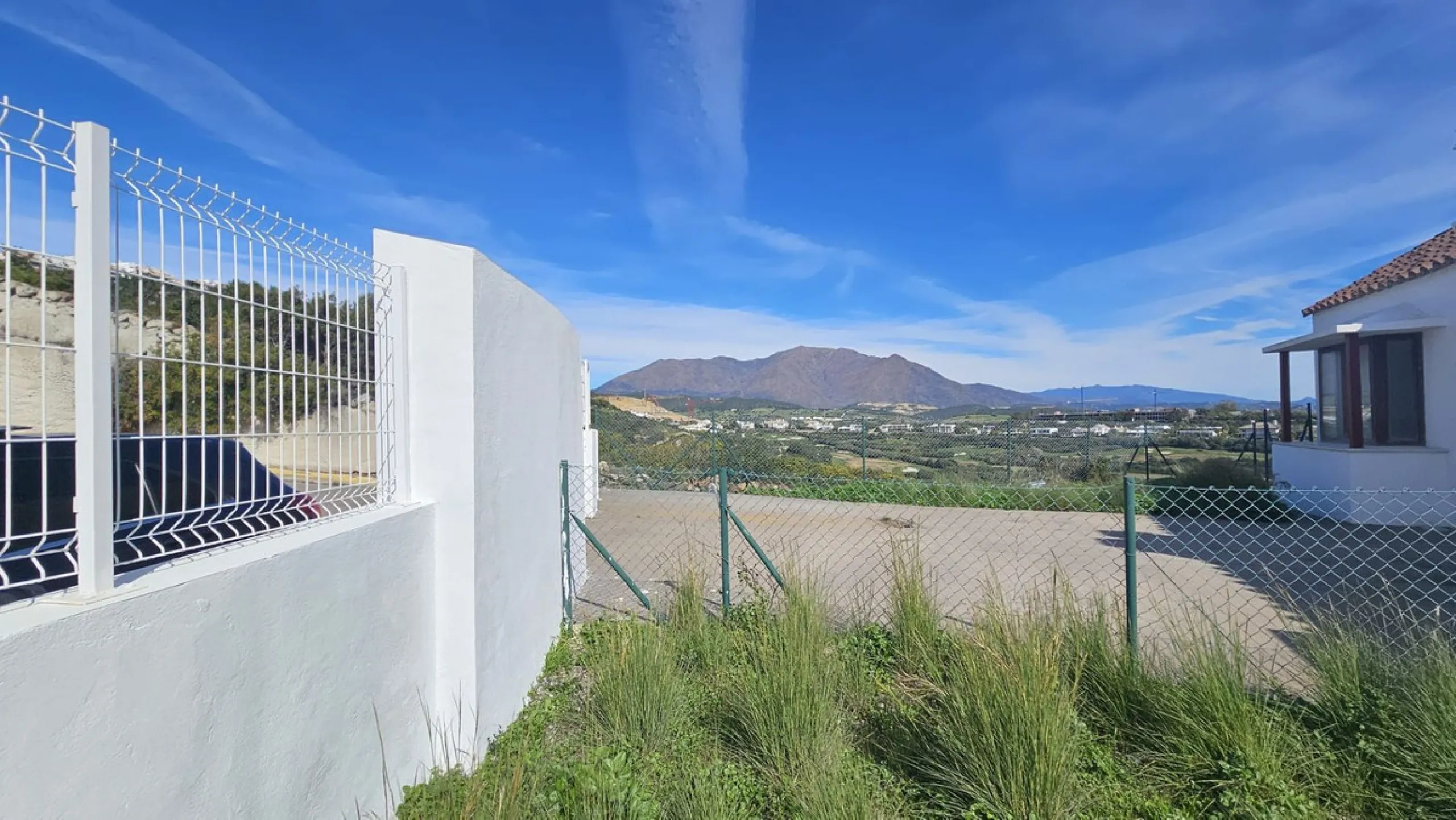 Discover this charming detached house in the exclusive Doña Julia residential complex in Casares, Málaga. A property that combines comfort, spaciousness, and a prime location, ideal for those seeking tranquility, quality of life, and an enviable natural s