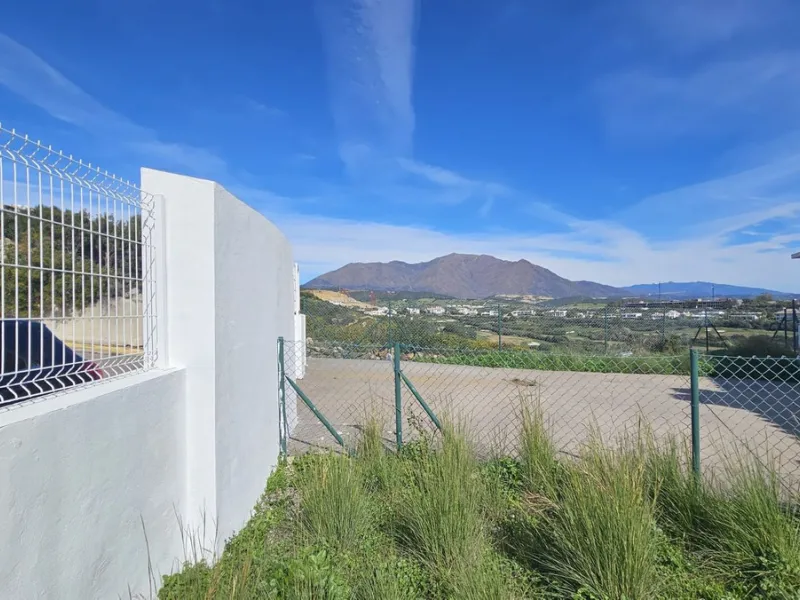 Discover this charming detached house in the exclusive Doña Julia residential complex in Casares, Málaga. A property that combines comfort, spaciousness, and a prime location, ideal for those seeking tranquility, quality of life, and an enviable natural s