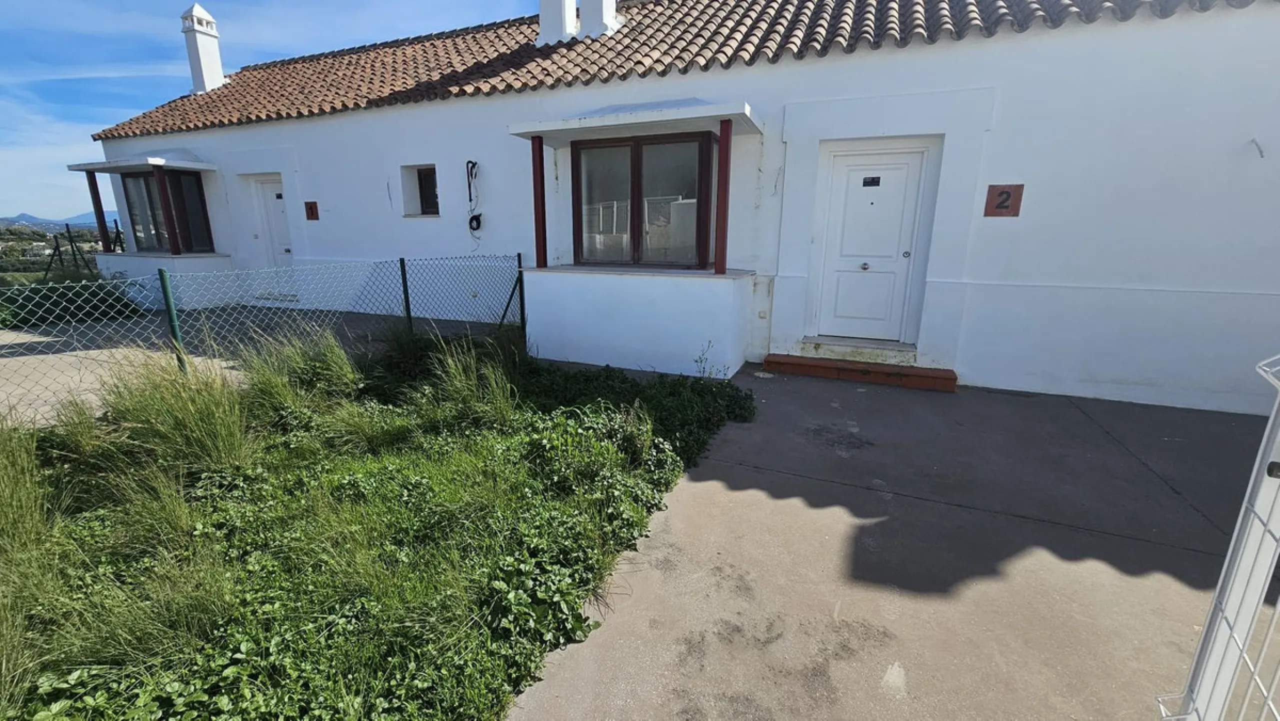 Discover this charming detached house in the exclusive Doña Julia residential complex in Casares, Málaga. A property that combines comfort, spaciousness, and a prime location, ideal for those seeking tranquility, quality of life, and an enviable natural s