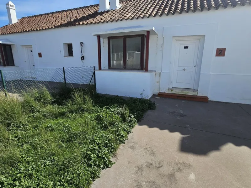 Discover this charming detached house in the exclusive Doña Julia residential complex in Casares, Málaga. A property that combines comfort, spaciousness, and a prime location, ideal for those seeking tranquility, quality of life, and an enviable natural s
