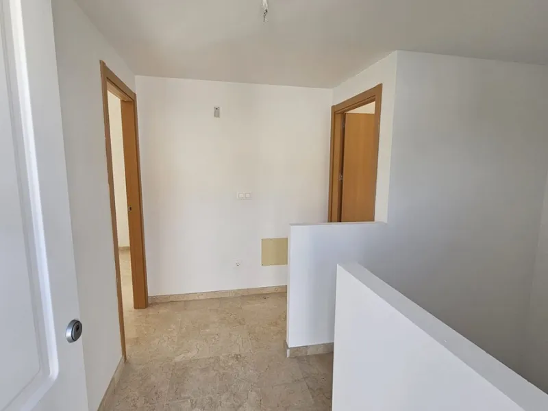 Discover this charming detached house in the exclusive Doña Julia residential complex in Casares, Málaga. A property that combines comfort, spaciousness, and a prime location, ideal for those seeking tranquility, quality of life, and an enviable natural s