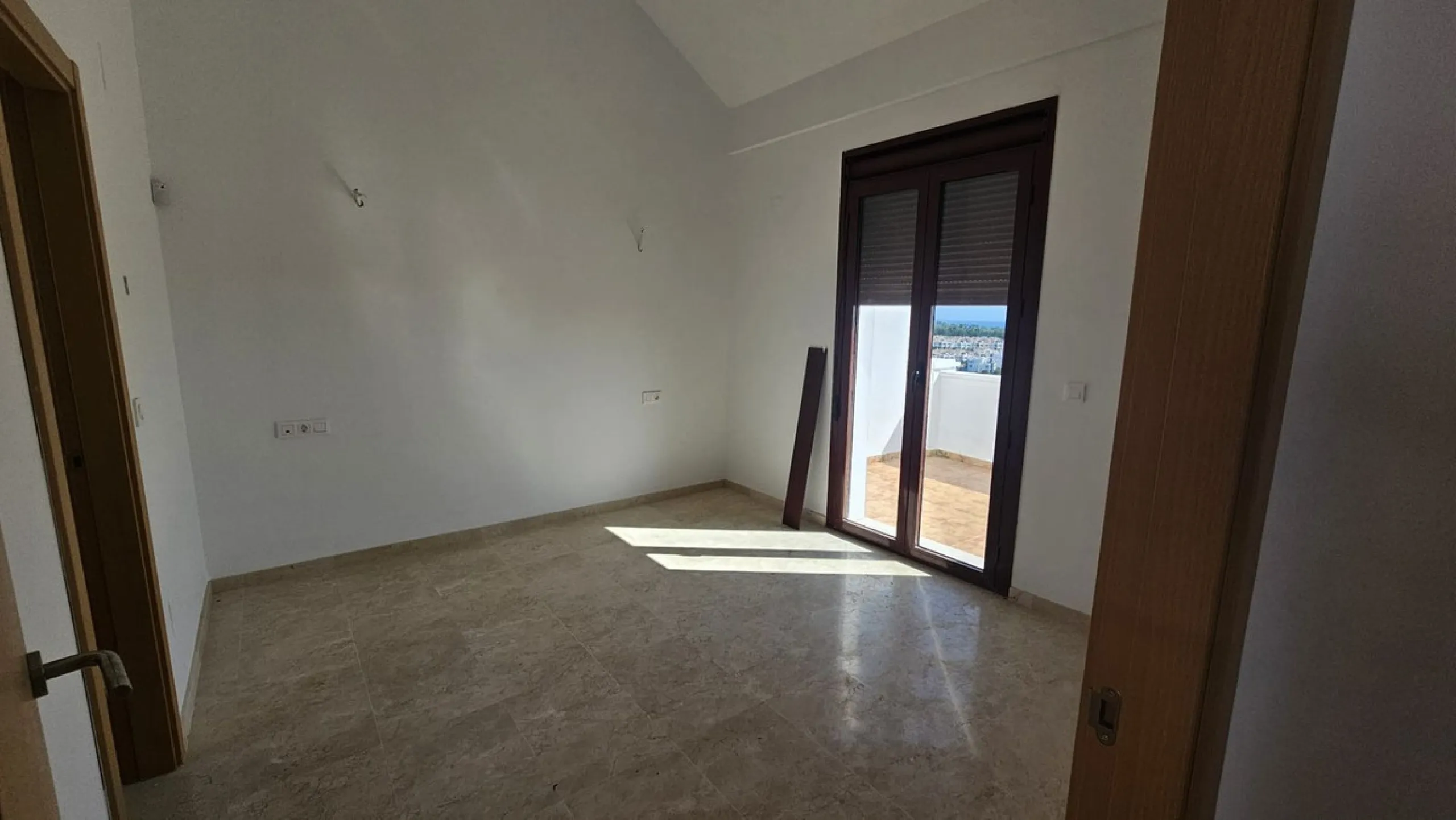 Discover this charming detached house in the exclusive Doña Julia residential complex in Casares, Málaga. A property that combines comfort, spaciousness, and a prime location, ideal for those seeking tranquility, quality of life, and an enviable natural s