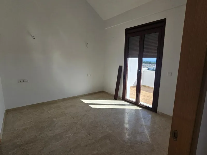 Discover this charming detached house in the exclusive Doña Julia residential complex in Casares, Málaga. A property that combines comfort, spaciousness, and a prime location, ideal for those seeking tranquility, quality of life, and an enviable natural s