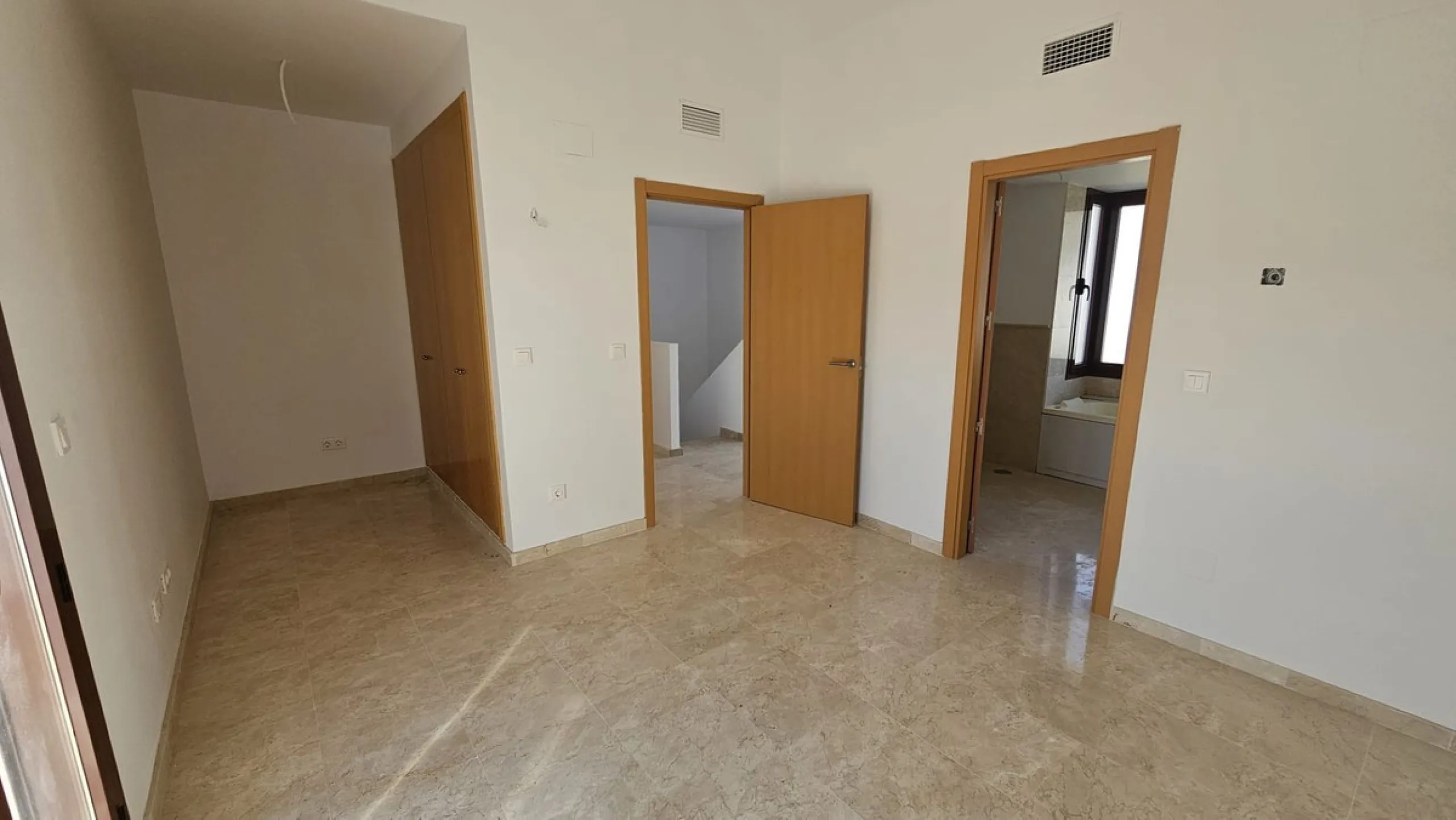 Discover this charming detached house in the exclusive Doña Julia residential complex in Casares, Málaga. A property that combines comfort, spaciousness, and a prime location, ideal for those seeking tranquility, quality of life, and an enviable natural s