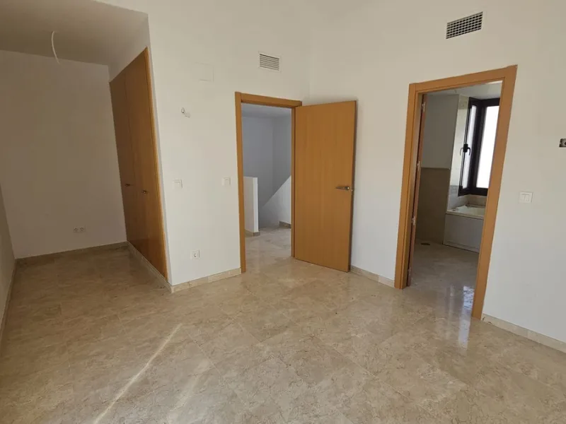 Discover this charming detached house in the exclusive Doña Julia residential complex in Casares, Málaga. A property that combines comfort, spaciousness, and a prime location, ideal for those seeking tranquility, quality of life, and an enviable natural s