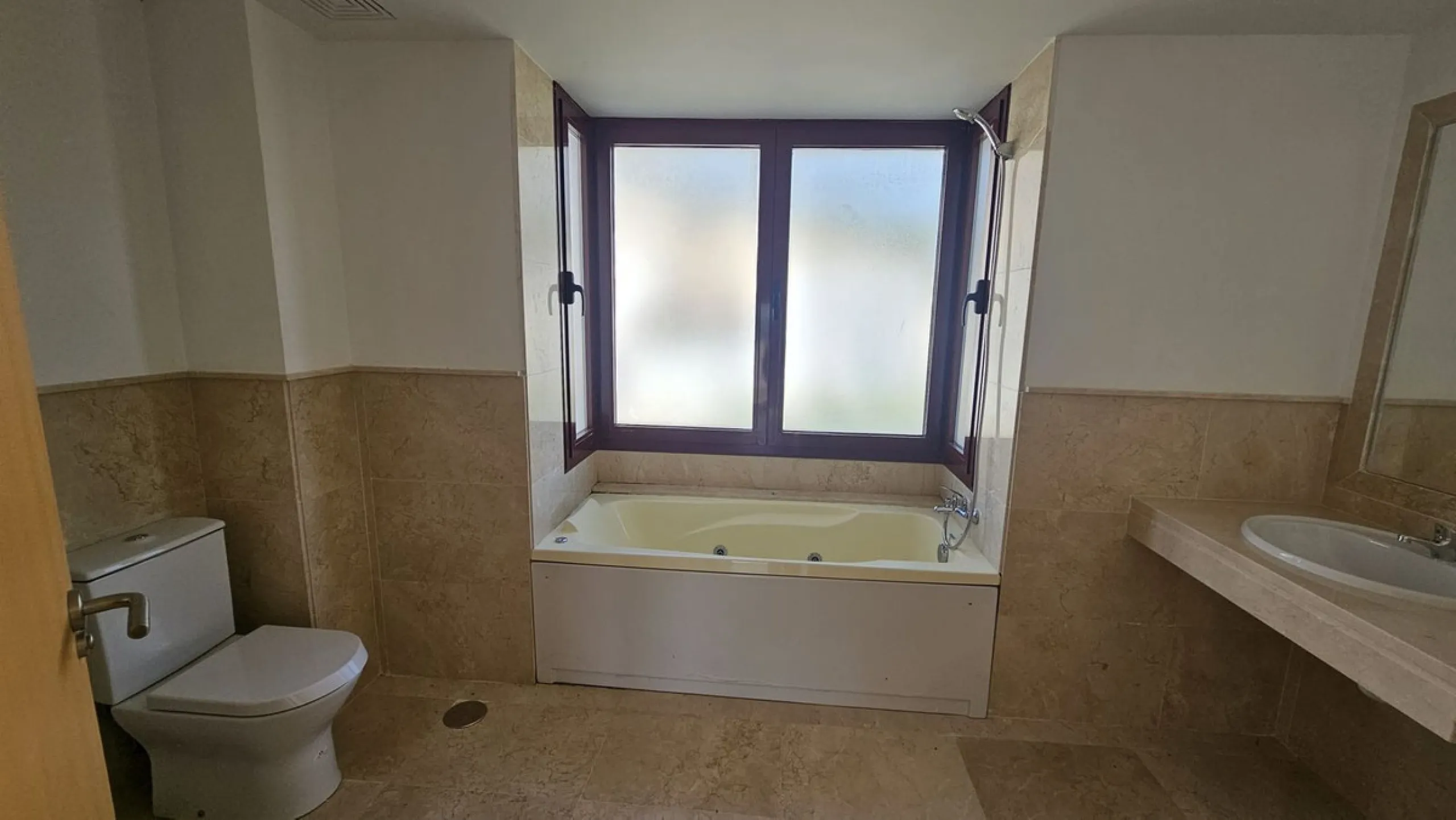 Discover this charming detached house in the exclusive Doña Julia residential complex in Casares, Málaga. A property that combines comfort, spaciousness, and a prime location, ideal for those seeking tranquility, quality of life, and an enviable natural s