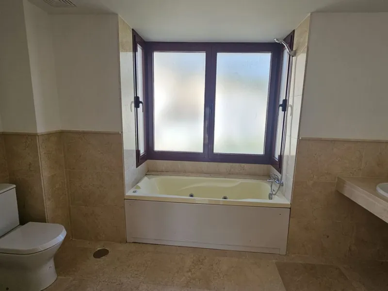Discover this charming detached house in the exclusive Doña Julia residential complex in Casares, Málaga. A property that combines comfort, spaciousness, and a prime location, ideal for those seeking tranquility, quality of life, and an enviable natural s