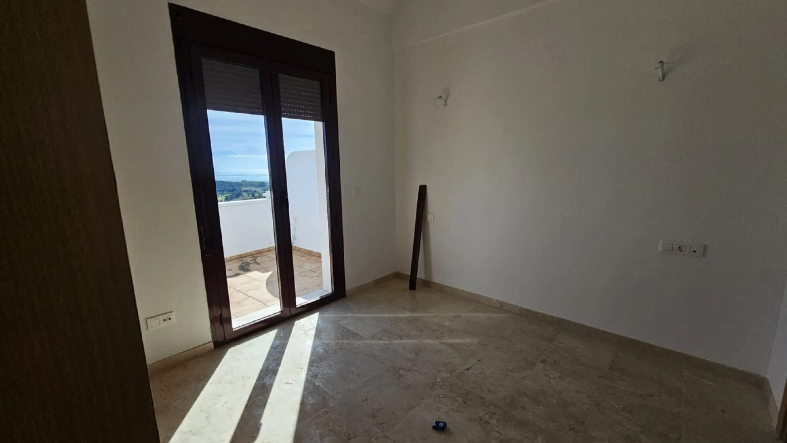 Discover this charming detached house in the exclusive Doña Julia residential complex in Casares, Málaga. A property that combines comfort, spaciousness, and a prime location, ideal for those seeking tranquility, quality of life, and an enviable natural s
