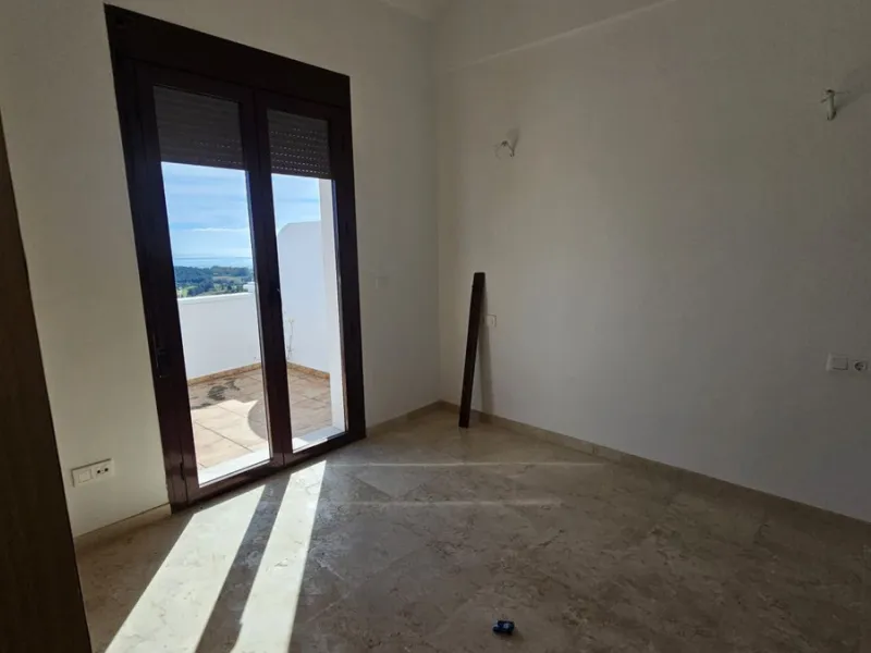 Discover this charming detached house in the exclusive Doña Julia residential complex in Casares, Málaga. A property that combines comfort, spaciousness, and a prime location, ideal for those seeking tranquility, quality of life, and an enviable natural s