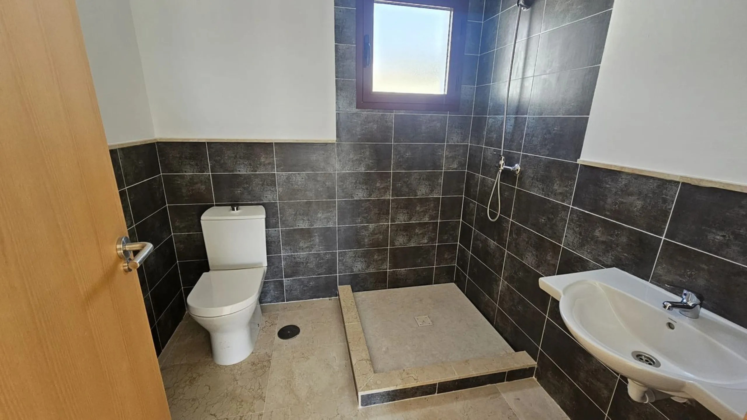 Discover this charming detached house in the exclusive Doña Julia residential complex in Casares, Málaga. A property that combines comfort, spaciousness, and a prime location, ideal for those seeking tranquility, quality of life, and an enviable natural s