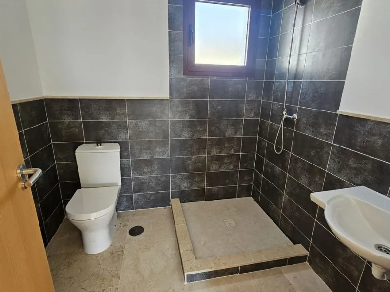 Discover this charming detached house in the exclusive Doña Julia residential complex in Casares, Málaga. A property that combines comfort, spaciousness, and a prime location, ideal for those seeking tranquility, quality of life, and an enviable natural s