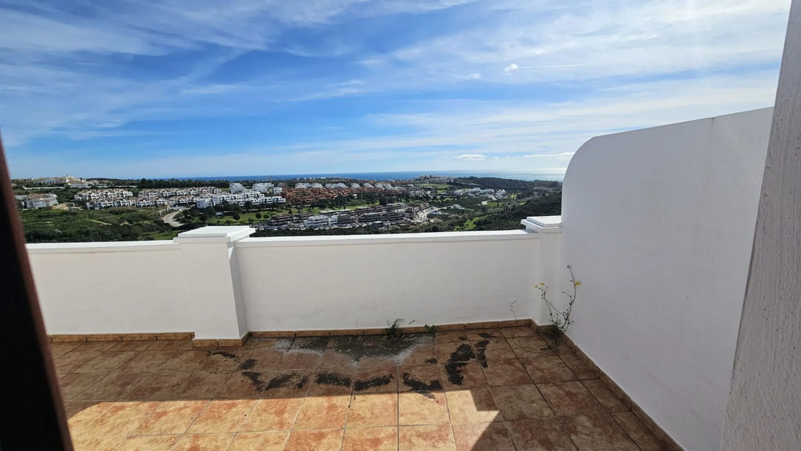 Discover this charming detached house in the exclusive Doña Julia residential complex in Casares, Málaga. A property that combines comfort, spaciousness, and a prime location, ideal for those seeking tranquility, quality of life, and an enviable natural s