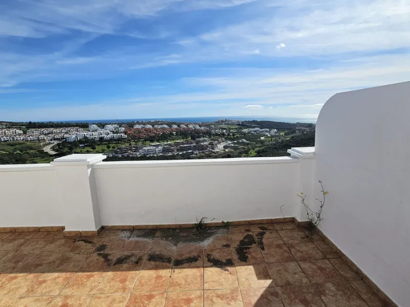Discover this charming detached house in the exclusive Doña Julia residential complex in Casares, Málaga. A property that combines comfort, spaciousness, and a prime location, ideal for those seeking tranquility, quality of life, and an enviable natural s