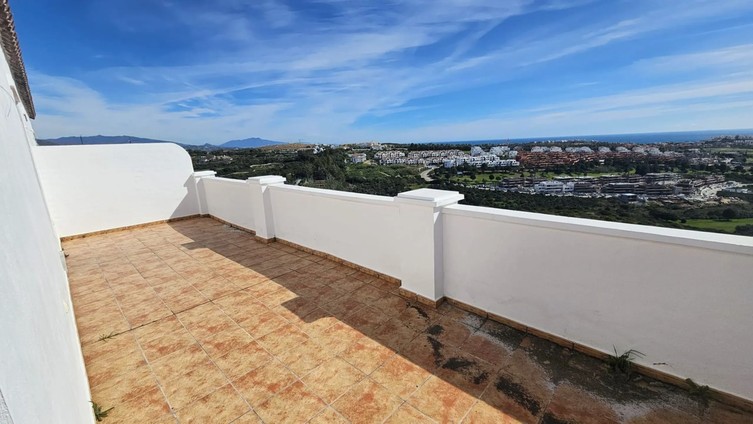 Discover this charming detached house in the exclusive Doña Julia residential complex in Casares, Málaga. A property that combines comfort, spaciousness, and a prime location, ideal for those seeking tranquility, quality of life, and an enviable natural s