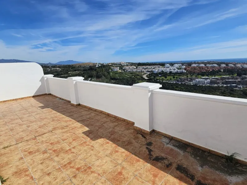 Discover this charming detached house in the exclusive Doña Julia residential complex in Casares, Málaga. A property that combines comfort, spaciousness, and a prime location, ideal for those seeking tranquility, quality of life, and an enviable natural s