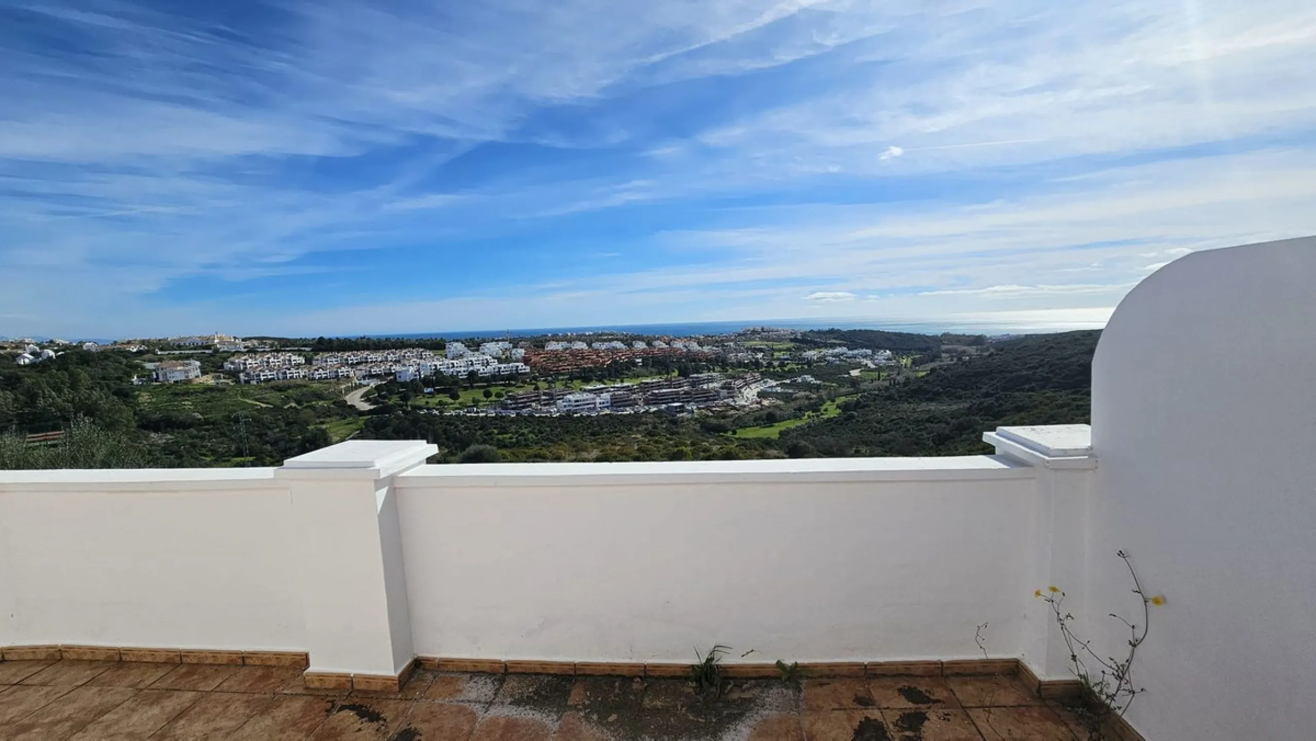 Discover this charming detached house in the exclusive Doña Julia residential complex in Casares, Málaga. A property that combines comfort, spaciousness, and a prime location, ideal for those seeking tranquility, quality of life, and an enviable natural s