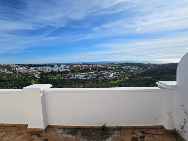 Discover this charming detached house in the exclusive Doña Julia residential complex in Casares, Málaga. A property that combines comfort, spaciousness, and a prime location, ideal for those seeking tranquility, quality of life, and an enviable natural s