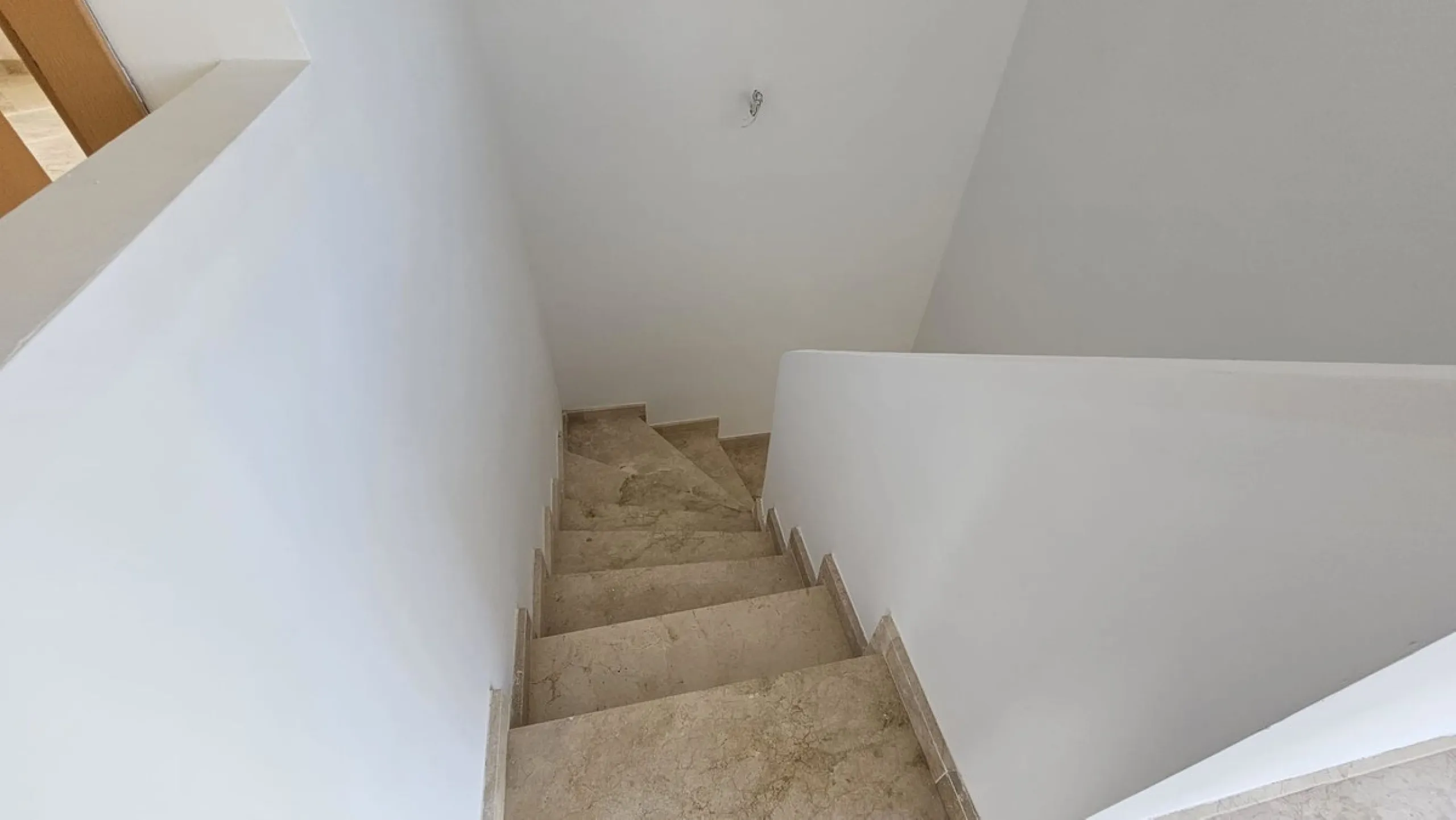 Discover this charming detached house in the exclusive Doña Julia residential complex in Casares, Málaga. A property that combines comfort, spaciousness, and a prime location, ideal for those seeking tranquility, quality of life, and an enviable natural s